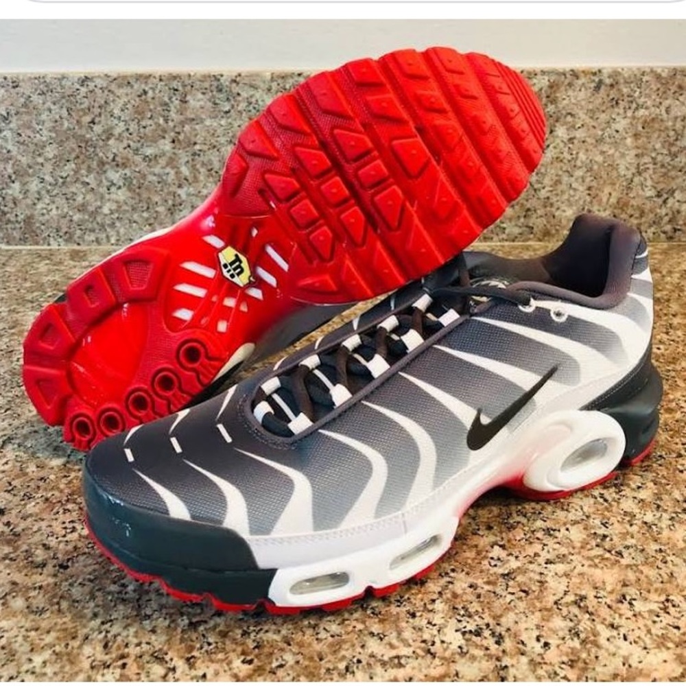 Nike TN SE grey/red